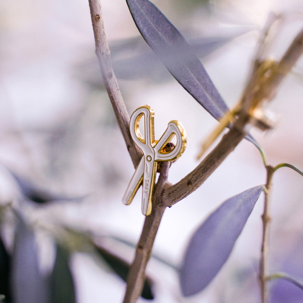 White scissors pin by kawi